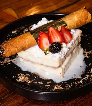 Postre de una marquesita con queso de bola y helado, del restaurante paladar de cura